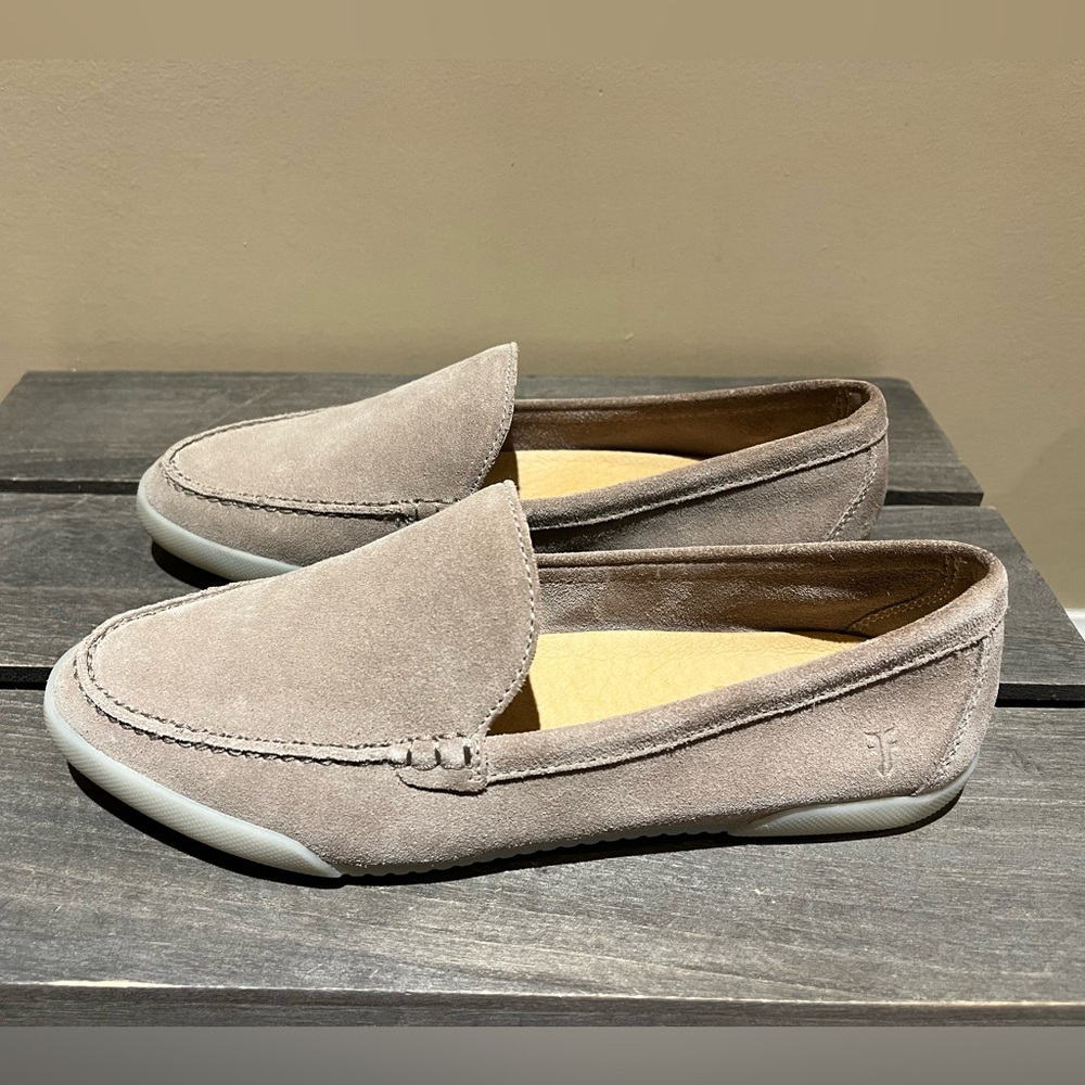 FRYE AND CO. Women's Suede Melanie Skimmer slip-on in Taupe Sz 7.5
